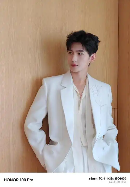 杨洋和白色西装适配度百分百～刺绣花卉高级感满满