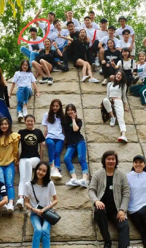 他和同班同学一起参加军训,没有丝毫偷懒,也因为这些接触,让他和同学