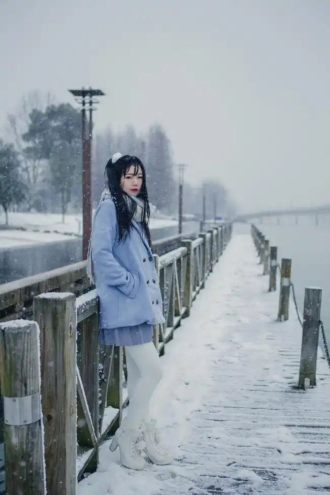 雪地中的小姐姐,白丝美腿比雪还白