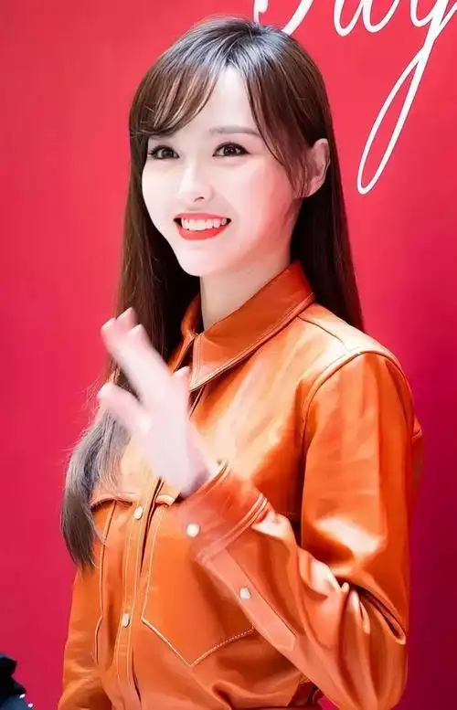 唐嫣是一位备受瞩目的女演员,她的美貌和才华让人难以忘怀.