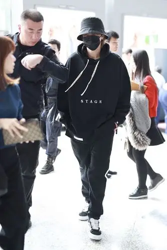 罗志祥黑色look帅气现身机场,头戴渔夫帽十足低调