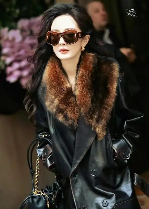 杨幂巴黎时装周造型来啦总裁出街既视感