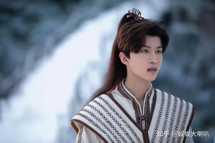 电视剧《灵域》由逆苍天同名小说改编,讲述了失忆少年秦烈(范丞丞 饰)