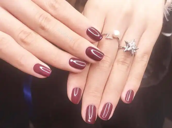 手肤色较黑的mm们适合什么颜色的美甲呢?_指甲油