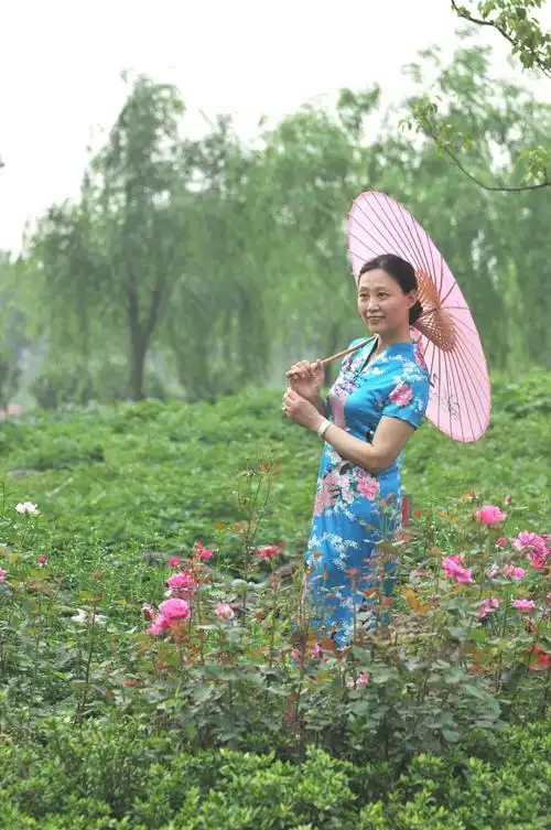 其它 我的旗袍秀 写美篇一把花纸伞既可以挡雨,又可以遮太阳,夏天江南