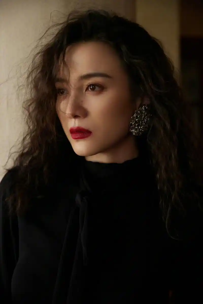 宋佳今日份造型大片,在慵懒与不羁之间.