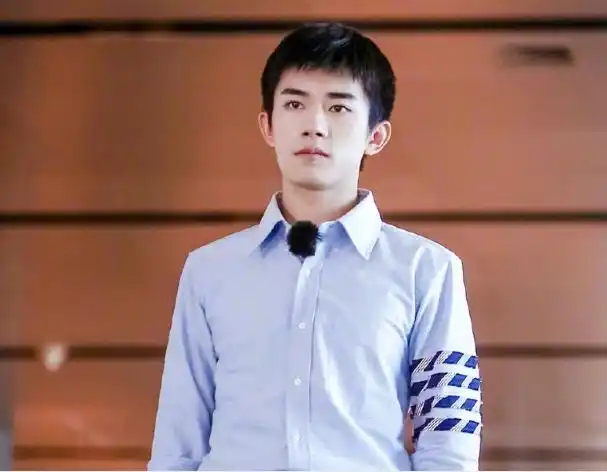 上线吧华彩少年易烊千玺担任学长出席,央视镜头的五官被爆!