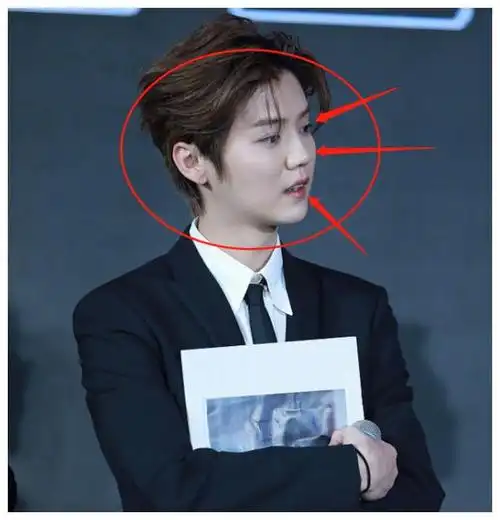 鹿晗久违被拍生图吸引全场的却是腿30岁能保持这样谁信啊