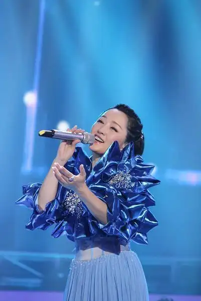 杨钰莹高调改风格,穿蓝色"战衣"内搭连衣裙演唱,我给100个赞