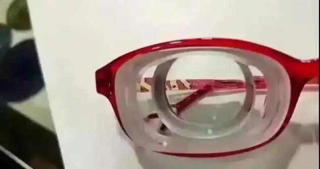 看看2000度眼镜片有多厚