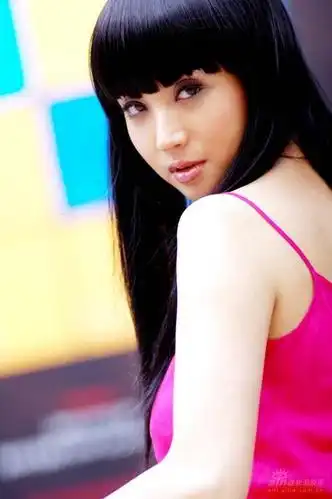 组图:白荟最新气质写真 点亮酷热夏日缤纷色彩