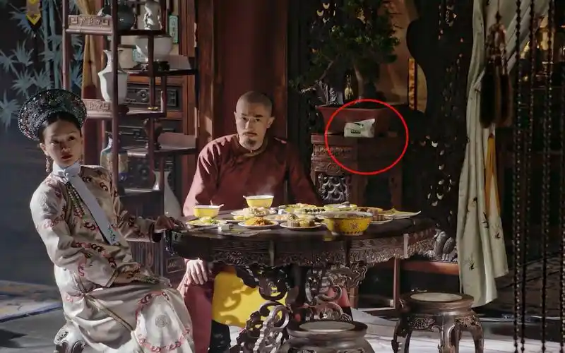 影视剧中的搞笑穿帮镜头,皇上用现代的餐巾纸,抗战剧出现饮料