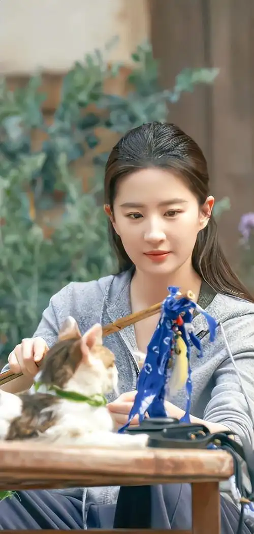 "神仙姐姐"刘亦菲:15岁出道,靠古装爆火,如今35岁无人敢娶?_网易订阅