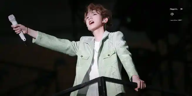 王源放下话筒之后还在唱