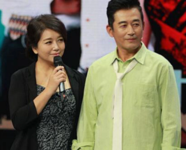 江珊一家近照,丈夫比她小15岁帅过靳东,女儿非常喜欢