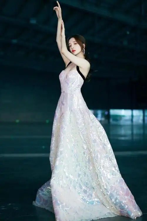 靳梦佳不愧是精致名媛,亮片裙也能穿出人鱼感,裙摆显腿超长
