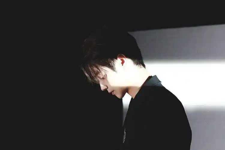 2021年9月21日讯,许凯的一组中秋工作写真曝光.