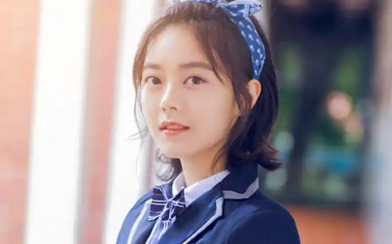 林妙妙"整容式"长大!摘掉眼镜后,曝光长发照片,惊艳网友