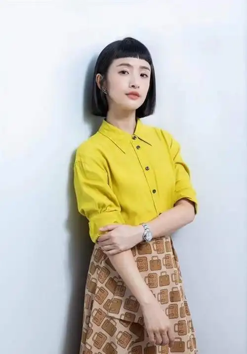 林依晨一身白色久违亮相,齐肩短发脸很青春,却被颈脖暴露年纪_腾讯