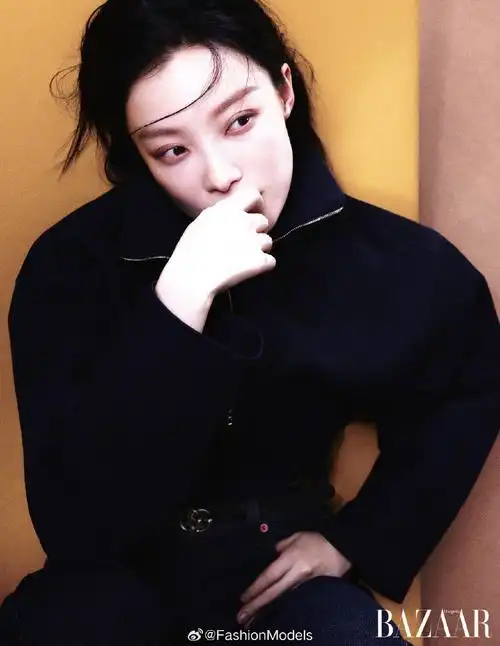 倪妮登上《时尚芭莎》三月刊封面,在馥郁的色彩对比间,尽显超模级的