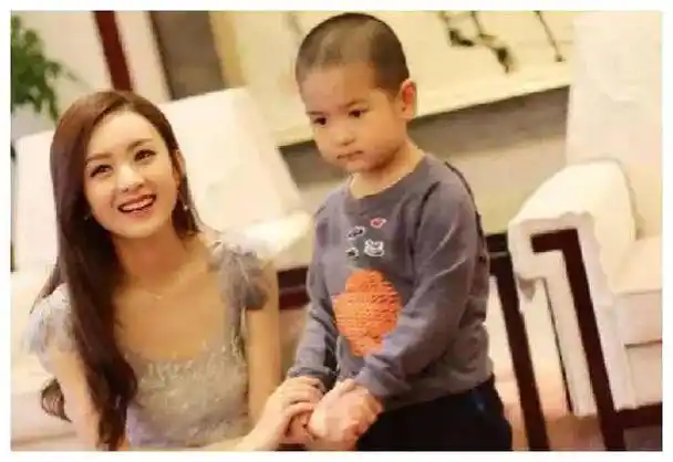 赵丽颖带娃出门玩耍的照片引起了人们对母爱的深思和感悟.