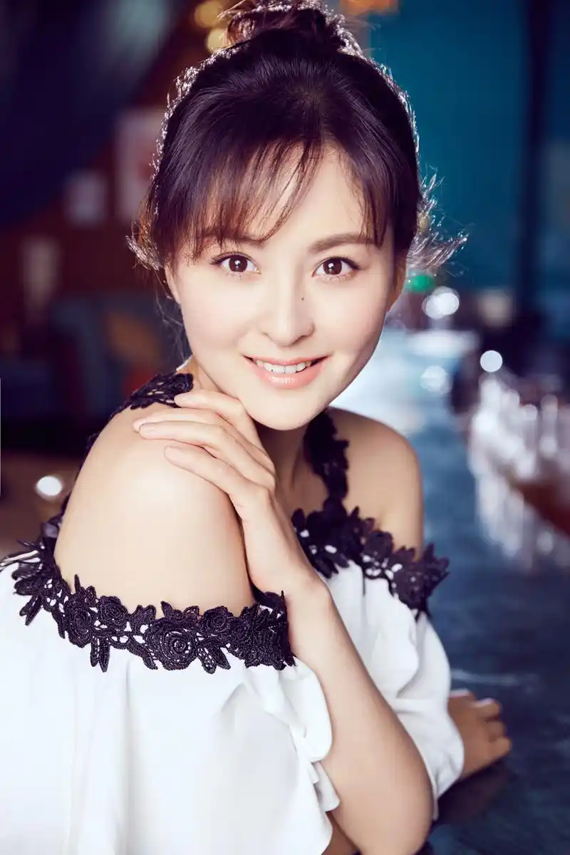 戴娇倩大玩酒吧时尚 演绎举杯换盏倩笑嫣然