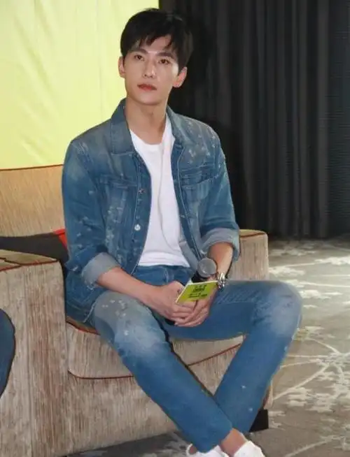 看脸是"神颜"男星,一看身材五五分,杨洋,张艺兴都中招?