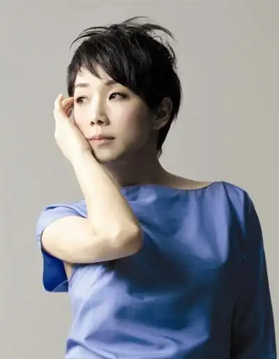 但由于当时李宗盛跟前妻朱卫茵还在一起,故此二人多次否认恋情,只