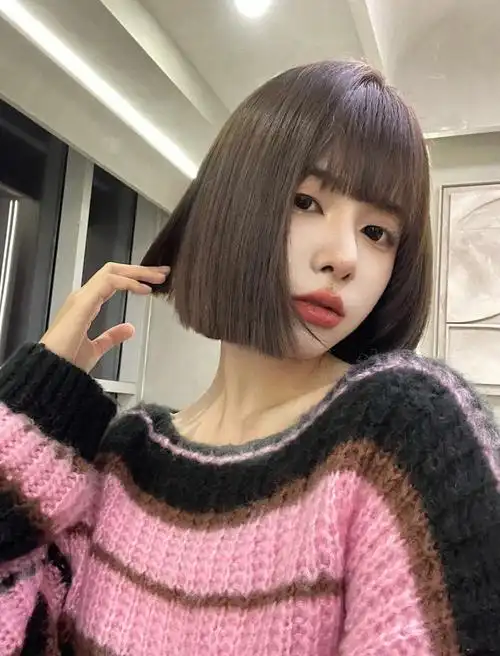 一刀切短发发型夏天就该拥有这么好看的-- 刀切短发川9黑发搭配一刀齐