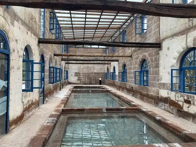 在这里我们可以 隔绝开料峭春寒 荡漾在温暖的盐卤温泉中 赶走一天的