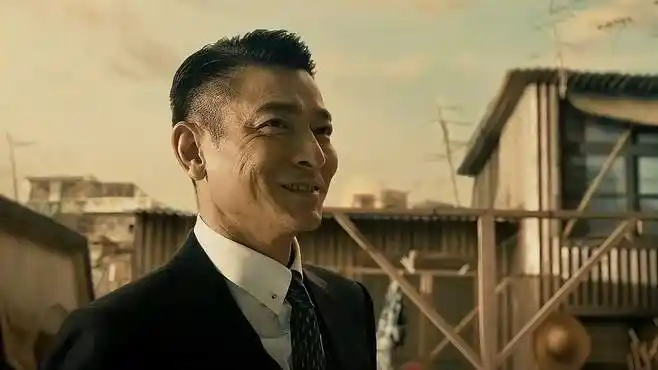 追龙:华仔实现小目标,小挣5亿,真数钱数到手抽筋!