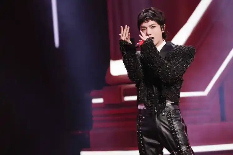 华晨宇亮相2021双11狂欢夜高音穿透力烘托极致舞台氛围感