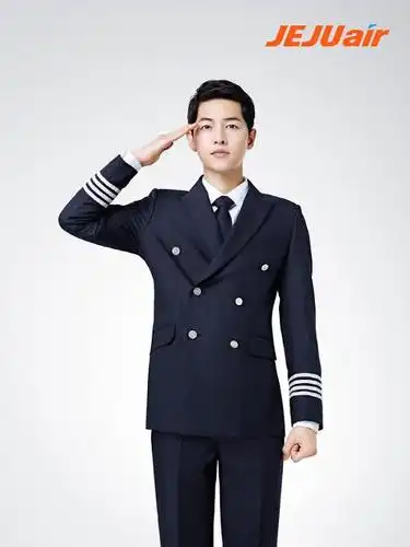 宋仲基变身机长 身穿制服拍摄画报(组图)