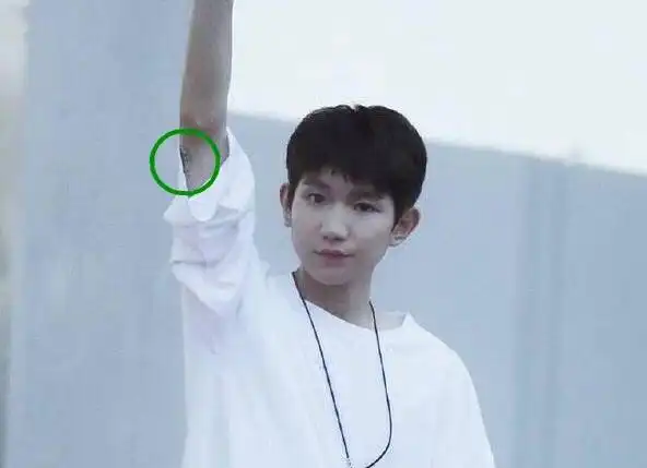 久违露胳膊的王源手臂上圆形图案引发网友讨论,有网友称是王源的新