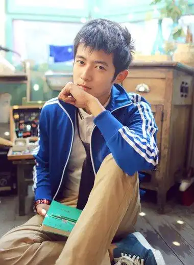 男生长鬓角短发发型