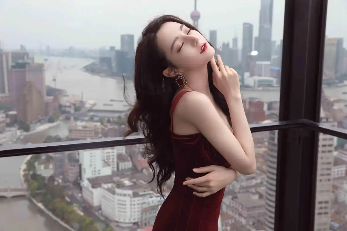 迪丽热巴性感迷人写真