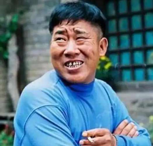 最丑大陆男演员,嘴歪还缺牙,63岁已当外公孙女颜值高