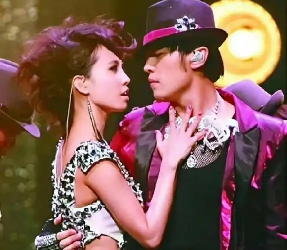 分手19年后,看到周杰伦与蔡依林隔空互动,才明白昆凌的"精明"