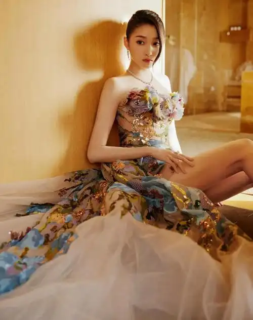 关晓彤 刺绣抹胸礼服 设计独特_网易订阅