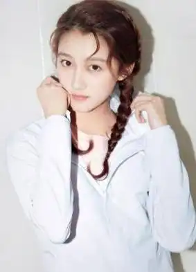 杨紫薄荷绿长裙出镜,清新编发造型,教你"编"出时髦_时尚_发夹_技巧