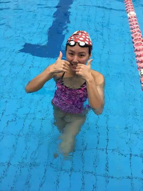 游泳女神晒甜美自拍如邻家女孩清纯可人