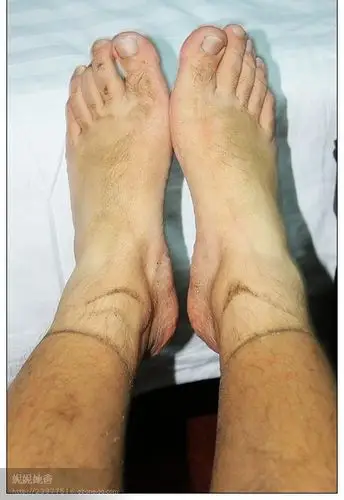 路上没有风景,突然发现自己的脚好白!