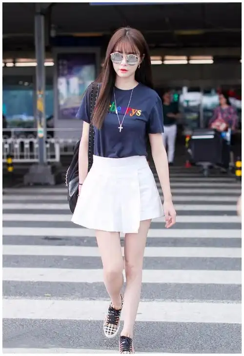 沈梦辰穿着t恤配百褶裙秀长腿,裙子的长短遭吐槽:你要这么穿?