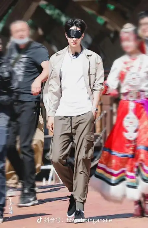 王一博超话超级喜欢王一博的机场私服,从酷盖风到老钱风,王一博的喜好