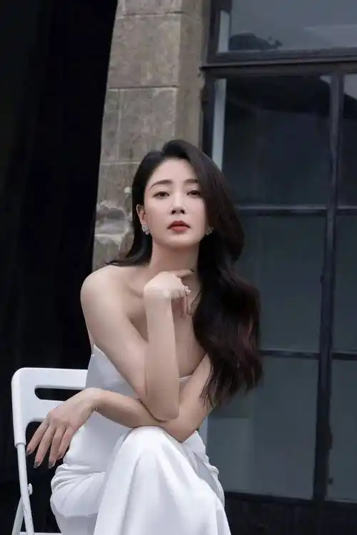 殷桃时尚写真:端庄优雅,温婉大方