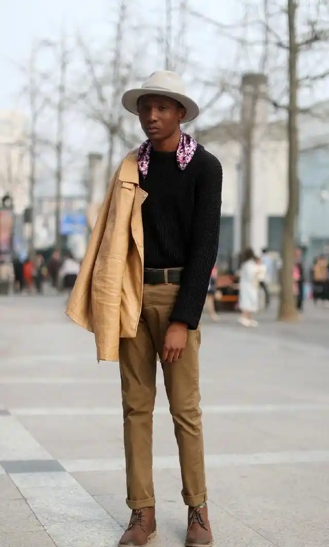 路人美女街拍,不过时的牛仔外套当下依然合适