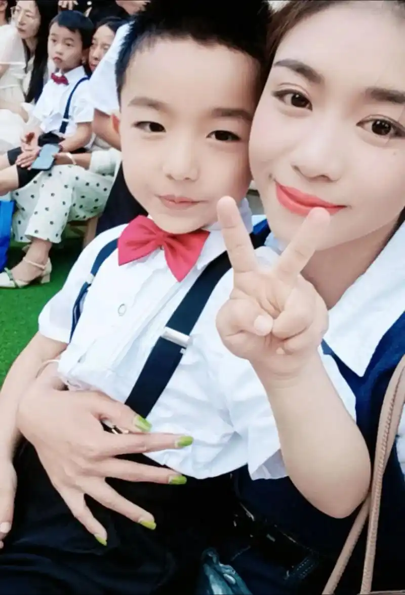 我的男孩撒花]  人生第一次毕业95 91相机定格你的幼儿时光[比心]