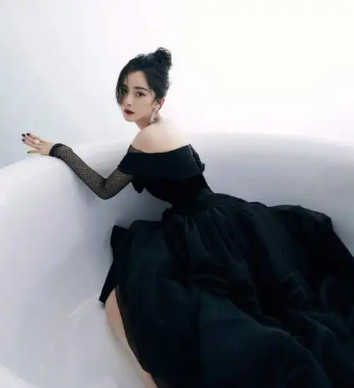 杨幂躺浴缸凹造型穿一字肩深v黑纱裙暗黑女王火辣十足