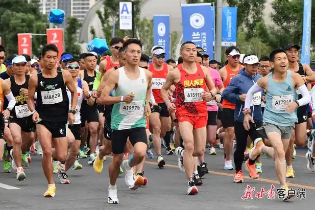 新起点2023兰州马拉松赛鸣枪开跑