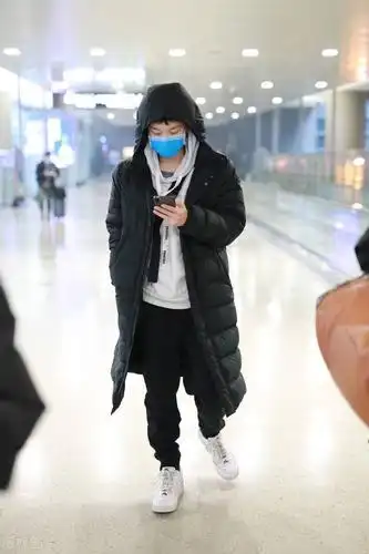 董子健为大江大河2机场做宣传穿搭随性是他的性格